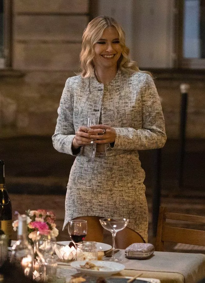 Chất liệu vải tweed cũng góp phần đáng kể cho sự thanh lịch, sang chảnh bên cạnh thiết kế xẻ vòng cung phần chân váy. (nguồn ảnh: Internet) Chất liệu vải tweed cũng góp phần đáng kể cho sự thanh lịch, sang chảnh bên cạnh thiết kế xẻ vòng cung phần chân váy. (nguồn ảnh: Internet)