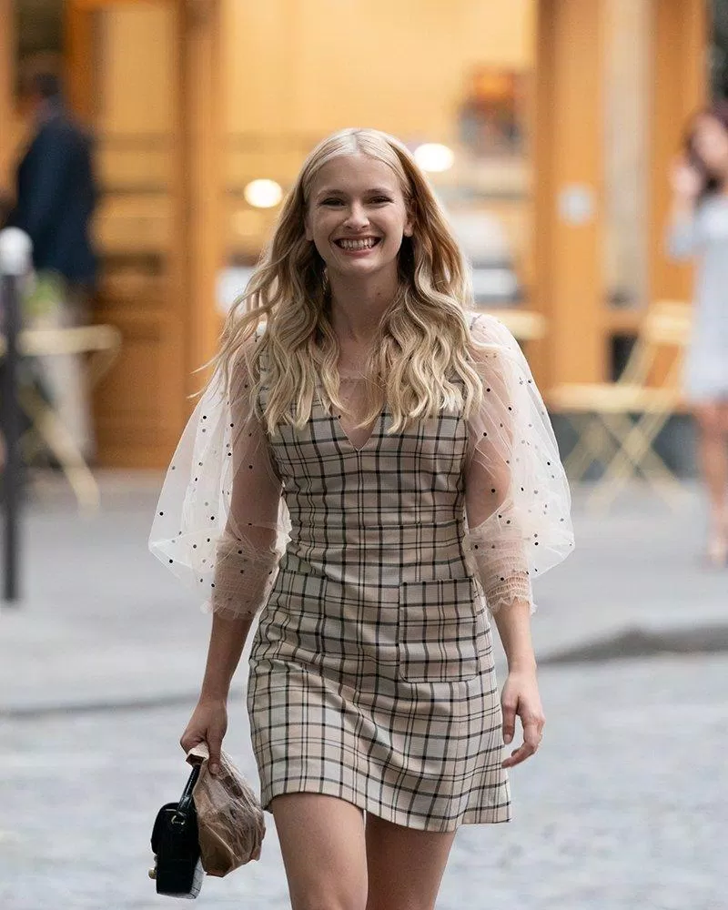 Bộ đồ "làm nên thương hiệu" của Camille khi chiếm được cảm tình của rất nhiều khán giả xem phim. (nguồn ảnh: Internet) Bộ đồ "làm nên thương hiệu" của Camille khi chiếm được cảm tình của rất nhiều khán giả xem phim. (nguồn ảnh: Internet)