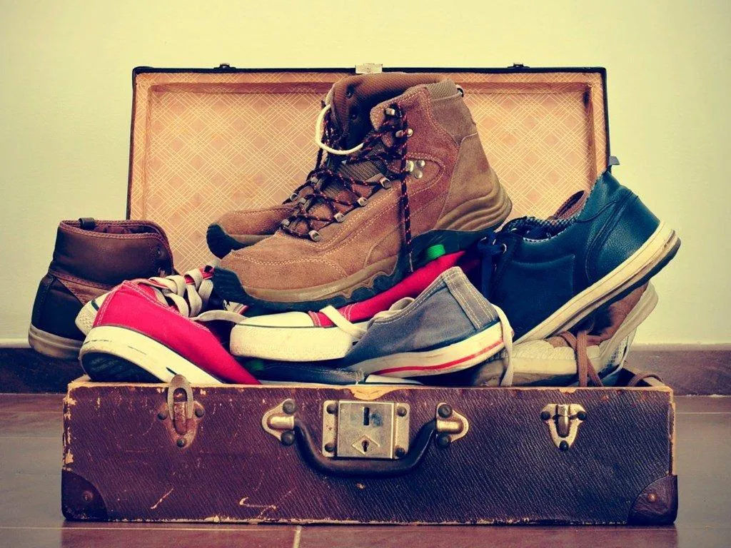 Chỉ nên mang vừa đủ giày (Nguồn: Internet).