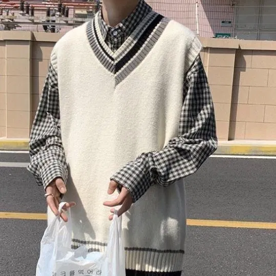 Áo gile màu be mix với sơ mi (Nguồn: Internet)