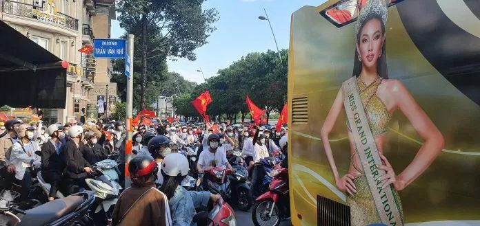 Theo sau chiếc xe buýt hai tầng in hình và danh hiệu hoa hậu của Thùy Tiên là hàng ngàn người hâm mộ nối tiếp chào đón (Nguồn: Internet)