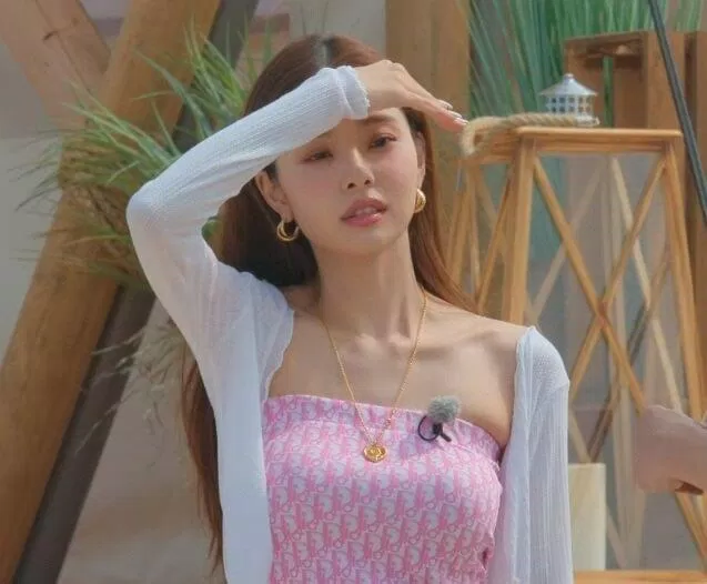 JiA mặc đồ nhái của Dior lên show hẹn hò "Single’s Inferno" (Nguồn: Internet) JiA mặc đồ nhái của Dior lên show hẹn hò "Single’s Inferno" (Nguồn: Internet)