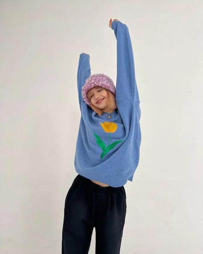 Đây có phải là “khoảnh khắc” của Jungkook - Lisa hay chỉ đơn giản là do Lisa thích chiếc áo sơ mi nên đã mặc nó? (Ảnh: Internet)