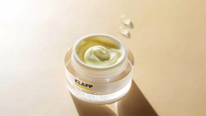 Kết cấu của kem dưỡng A Classic Micro Retinol Soft Cream có kết cấu dạng kem màu vàng nhạt thẩm thấu nhanh (Nguồn: internet)