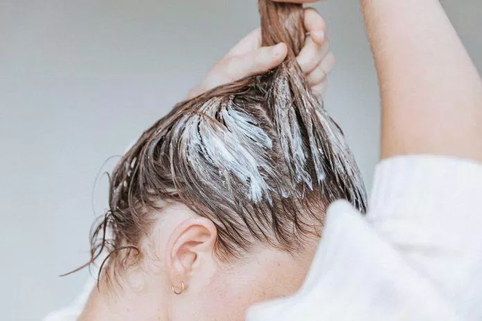 Không nên gội đầu sau khi nhuộm tóc màu nâu lạnh (ảnh: internet)