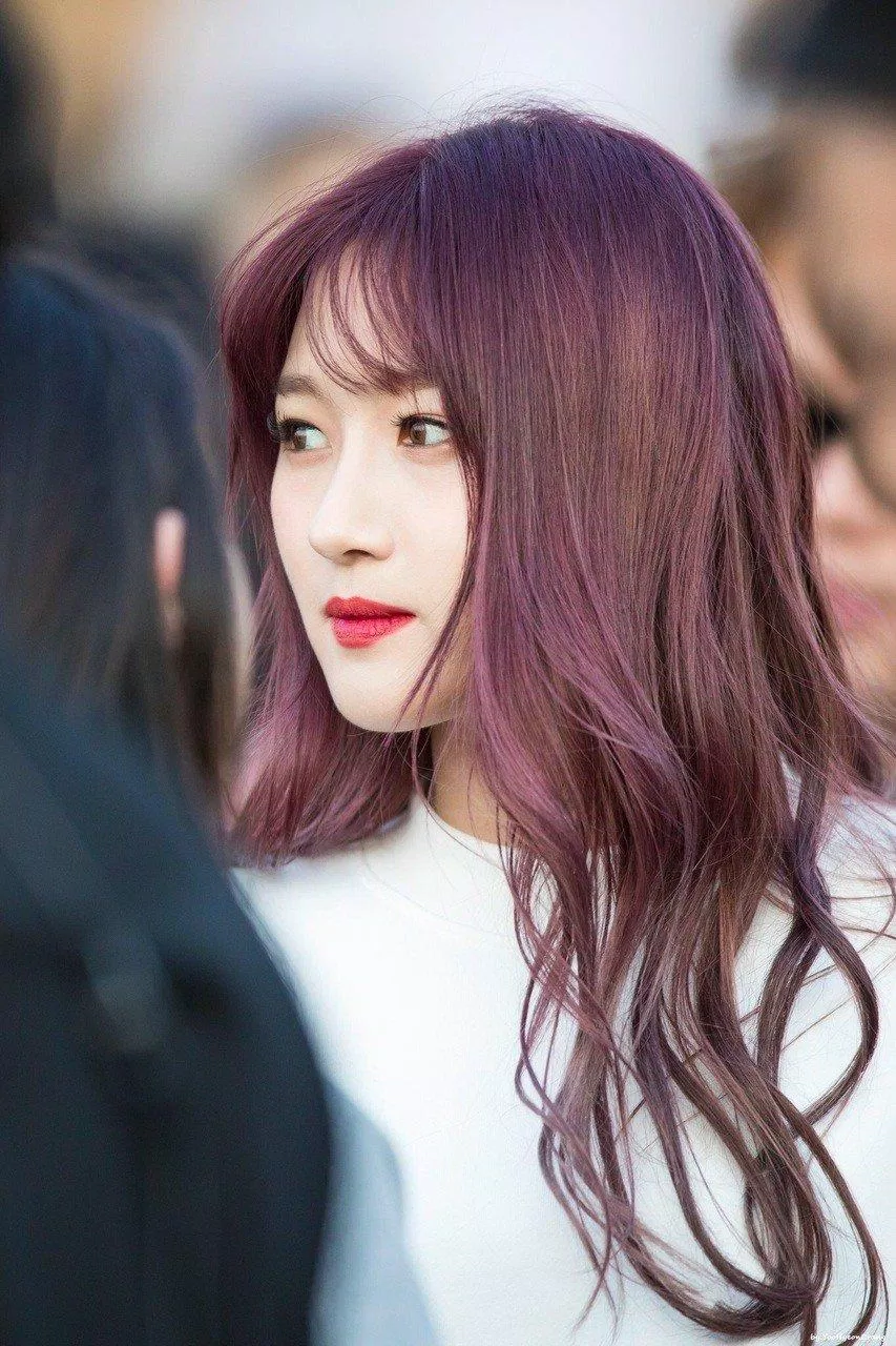 Màu nâu lạnh ánh tím khiến bạn nổi bật giữa đám đông (ảnh: internet) Màu nâu lạnh ánh tím khiến bạn nổi bật giữa đám đông (ảnh: internet)