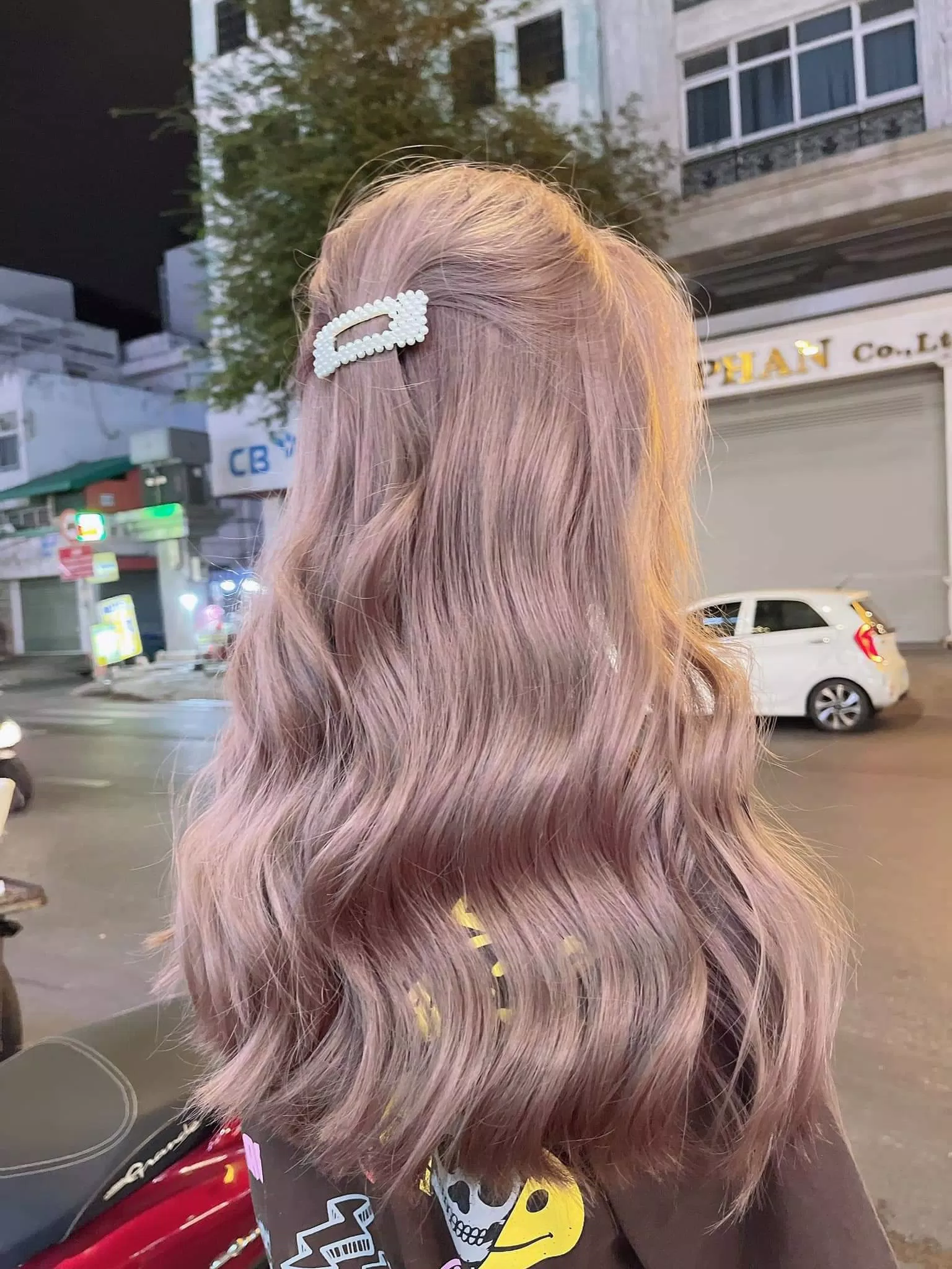 Nhuộm hồng trên nền nâu lạnh cực cá tính nhưng vẫn dịu dàng (ảnh: internet) Nhuộm hồng trên nền nâu lạnh cực cá tính nhưng vẫn dịu dàng (ảnh: internet)