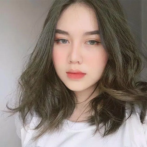 Tóc nâu lạnh xoắn ngang vai ánh rêu cực thời thượng (ảnh: internet) Tóc nâu lạnh xoắn ngang vai ánh rêu cực thời thượng (ảnh: internet)