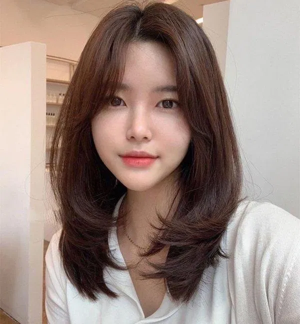 Kiểu mái dài màu nâu lạnh chuẩn thần tượng K-Pop (ảnh: internet) Kiểu mái dài màu nâu lạnh chuẩn thần tượng K-Pop (ảnh: internet)