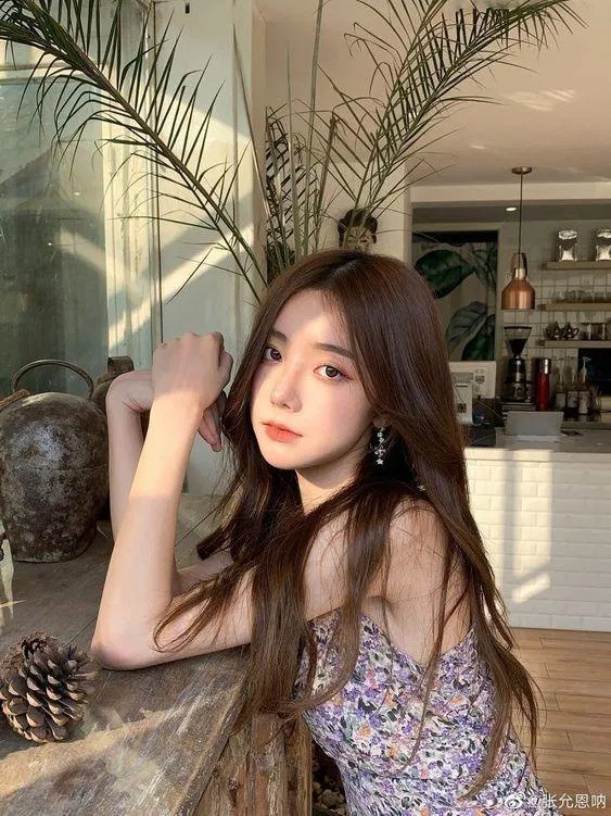 Tóc màu nâu lạnh cùng outfit đầm hoa dịu dàng (ảnh: internet) Tóc màu nâu lạnh cùng outfit đầm hoa dịu dàng (ảnh: internet)