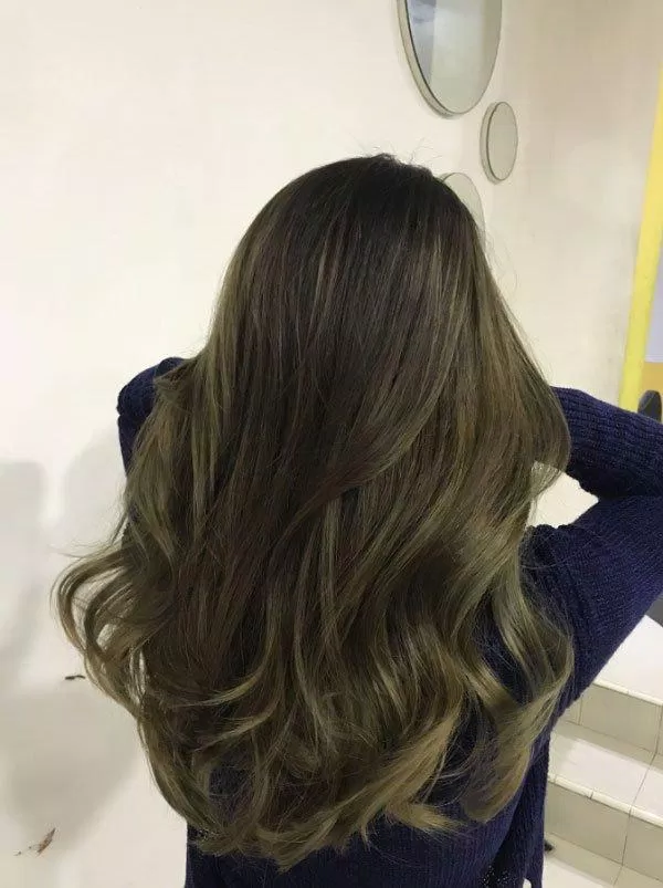 Màu nâu lạnh thêm chút ánh rêu khiến tóc nổi bật hơn (ảnh: internet) Màu nâu lạnh thêm chút ánh rêu khiến tóc nổi bật hơn (ảnh: internet)