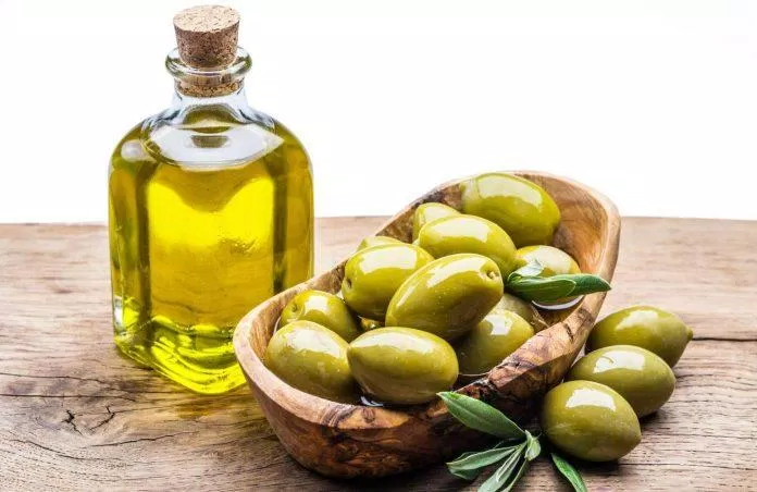 Làm dài mi với dầu Olive (Nguồn: Internet).