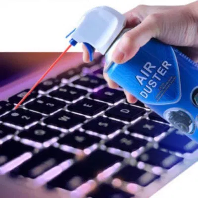Dùng bình xịt khí nén để vệ sinh laptop (Ảnh: Internet). Dùng bình xịt khí nén để vệ sinh laptop (Ảnh: Internet).
