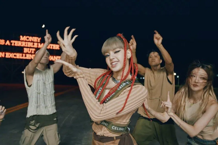 Lisa với màn debut solo bùng nổ (Ảnh: Internet)