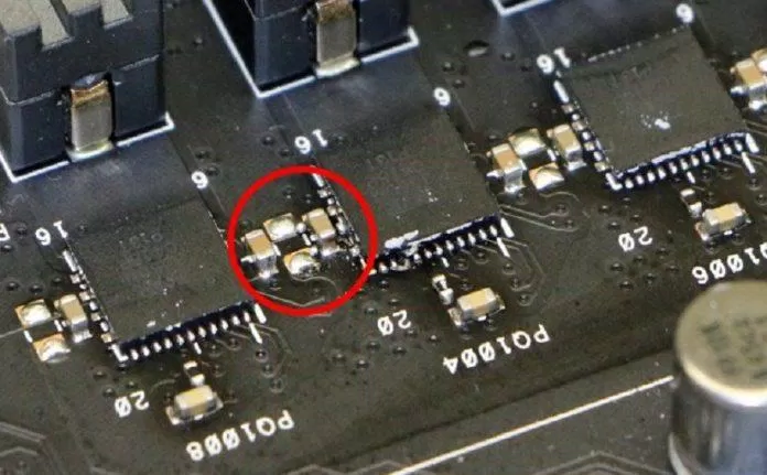 Điểm đoản mạch trên mainboard rất nhỏ (Ảnh: Internet).
