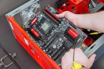 Phải hết sức cẩn thận khi tháo lắp mainboard (Ảnh: Internet). Phải hết sức cẩn thận khi tháo lắp mainboard (Ảnh: Internet).