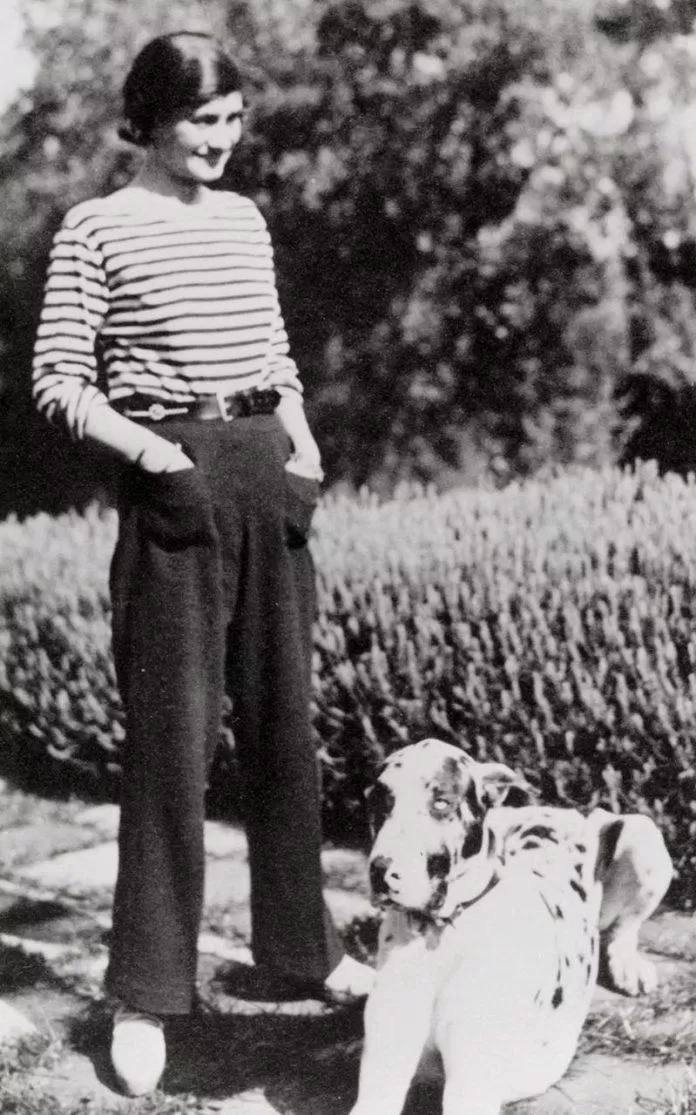 Hình ảnh Coco Chanel trong chiếc áo Breton đã thành huyền thoại. (nguồn ảnh: Internet)
