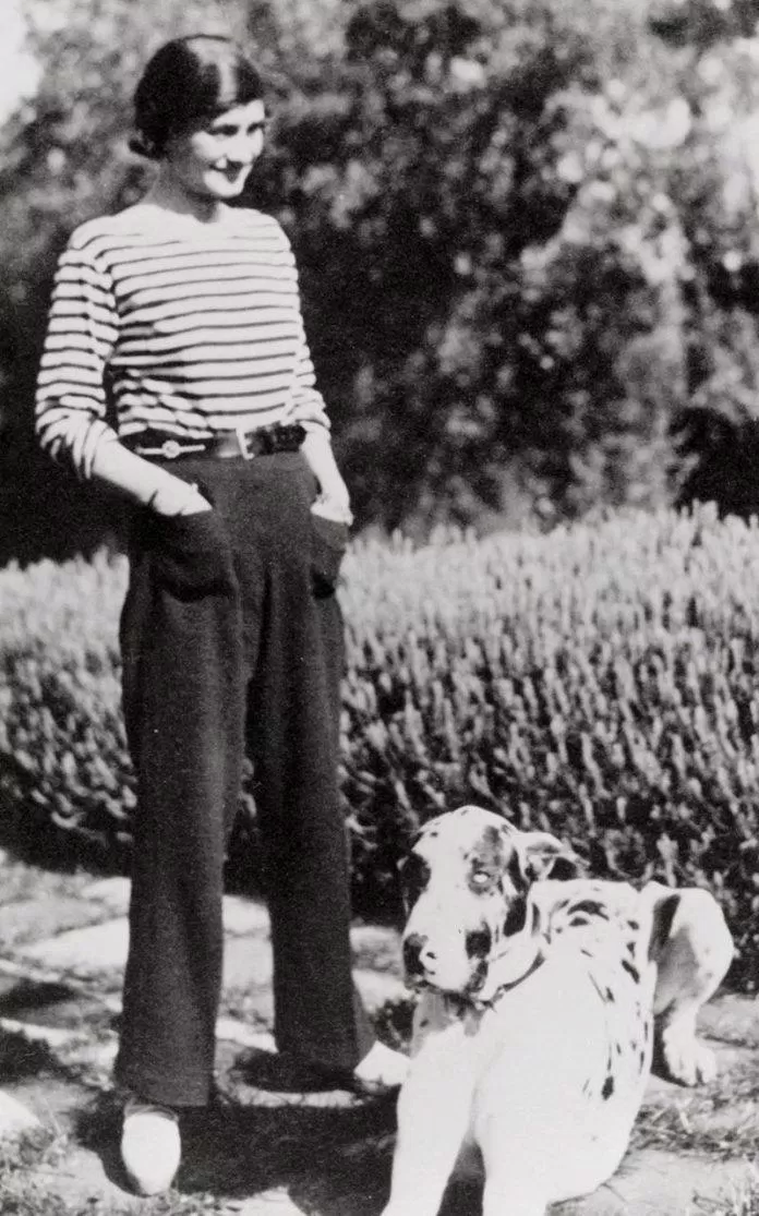 Hình ảnh Coco Chanel trong chiếc áo Breton đã thành huyền thoại. (nguồn ảnh: Internet) Hình ảnh Coco Chanel trong chiếc áo Breton đã thành huyền thoại. (nguồn ảnh: Internet)