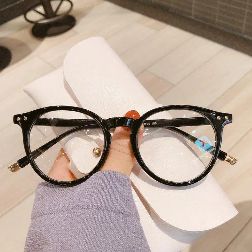 Kính cận là một trong những đồ vật quan cho việc học vì thế bạn nên mang theo một cái phòng hờ (Nguồn: Internet).