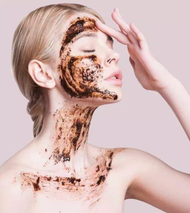 Tẩy da chết bằng mặt nạ sữa tươi và cà phê mang lại nhiều tác dụng làm đẹp cho chị em.  (nguồn: Internet).