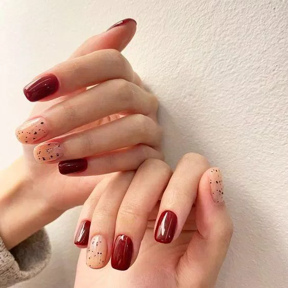 Mẫu nail đỏ cùng họa tiết đơn giản (ảnh: internet)