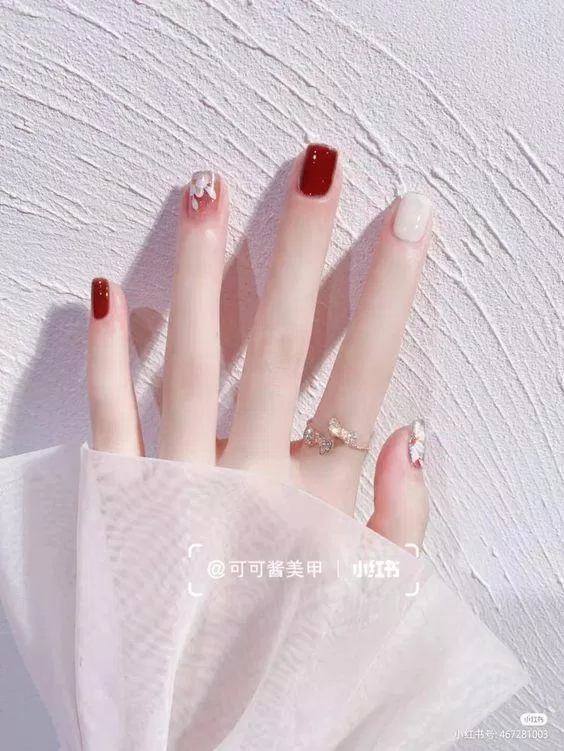 Mẫu nail đỏ cùng họa tiết hoa đẹp nhẹ nhàng cho Tết (ảnh: internet)