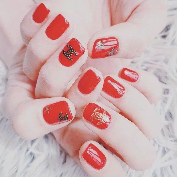 Mẫu nail đỏ họa tiết thương hiệu thời trang cực sang (ảnh: internet)
