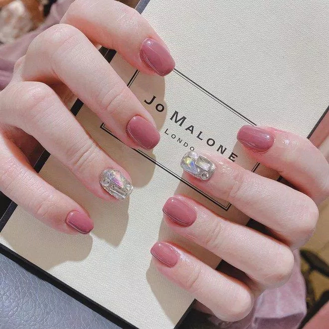Mẫu nail đính đá đẹp nhẹ nhàng cho Tết (ảnh: internet)
