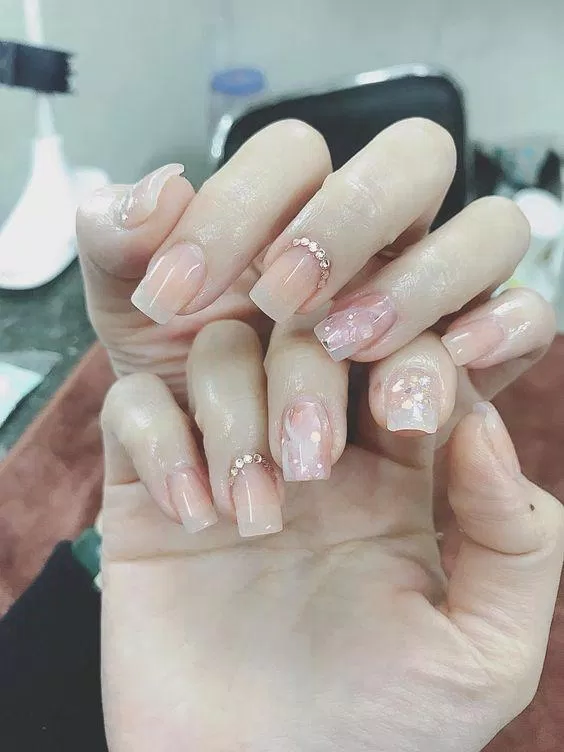 Mẫu nail đính đá nhẹ nhàng cho cô dâu (ảnh: internet)