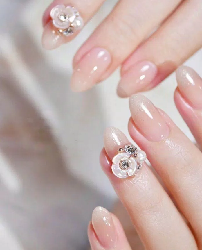 Mẫu nail đính đá nhẹ nhàng cực sang cho cô dâu (ảnh: internet)