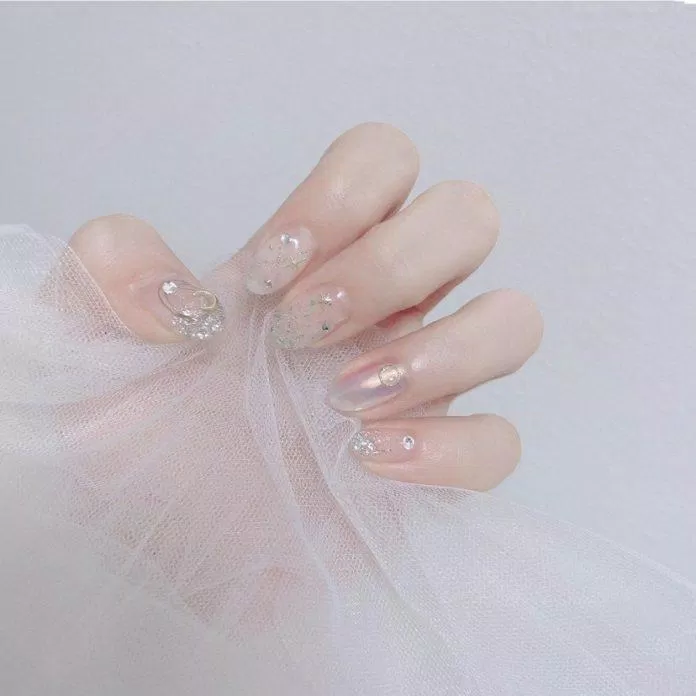 Mẫu nail đính đá nhẹ nhàng cho cô dâu (ảnh: internet)
