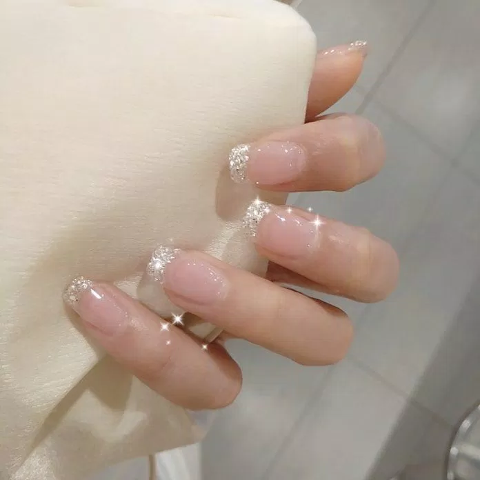 Mẫu nail viền kim tuyến nhẹ nhàng cho cô dâu (ảnh: internet)