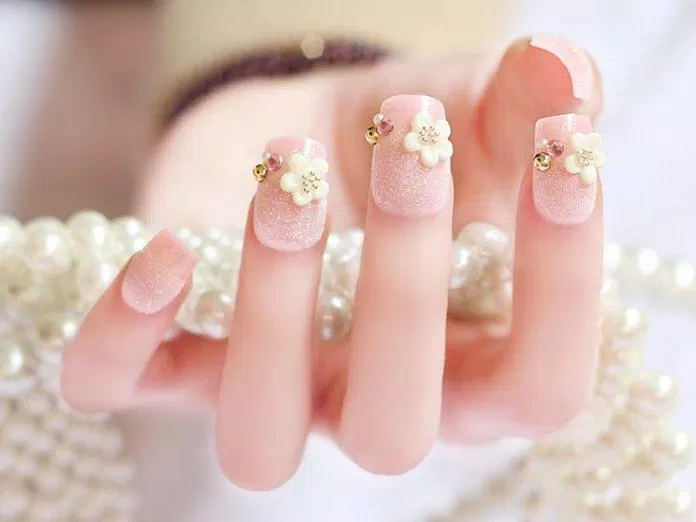 Mẫu nail đẹp nhẹ nhàng đính hoa đơn giản cho cô dâu (ảnh: internet)