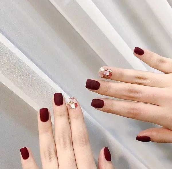 Mẫu nail đỏ đô cho da ngăm (ảnh: internet)