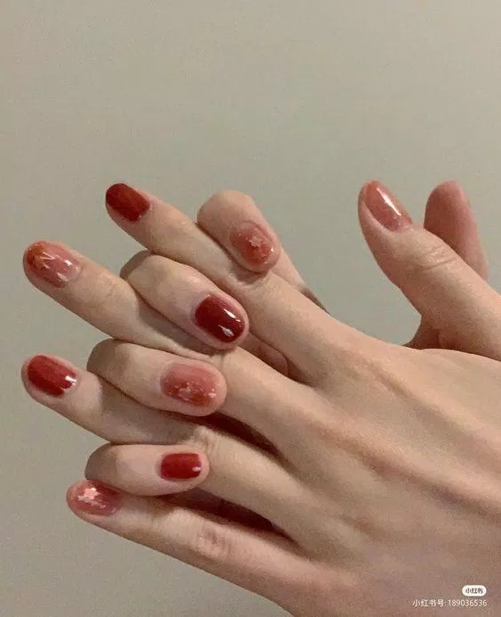 Mẫu nail đỏ cam đẹp nhẹ nhàng nhưng vẫn nổi bật (ảnh: internet)