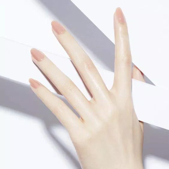 Mẫu nail hồng nude đơn giản tôn da (ảnh: internet)