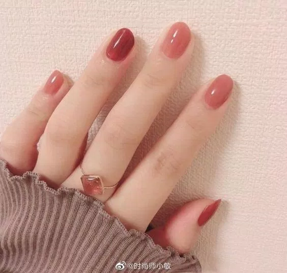 Mẫu nail đỏ mận pha màu nude làm da sáng hơn (ảnh: internet)