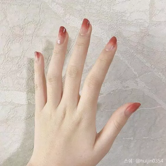 Mẫu nail ombre đỏ đẹp nhẹ nhàng tinh tế (ảnh: internet)