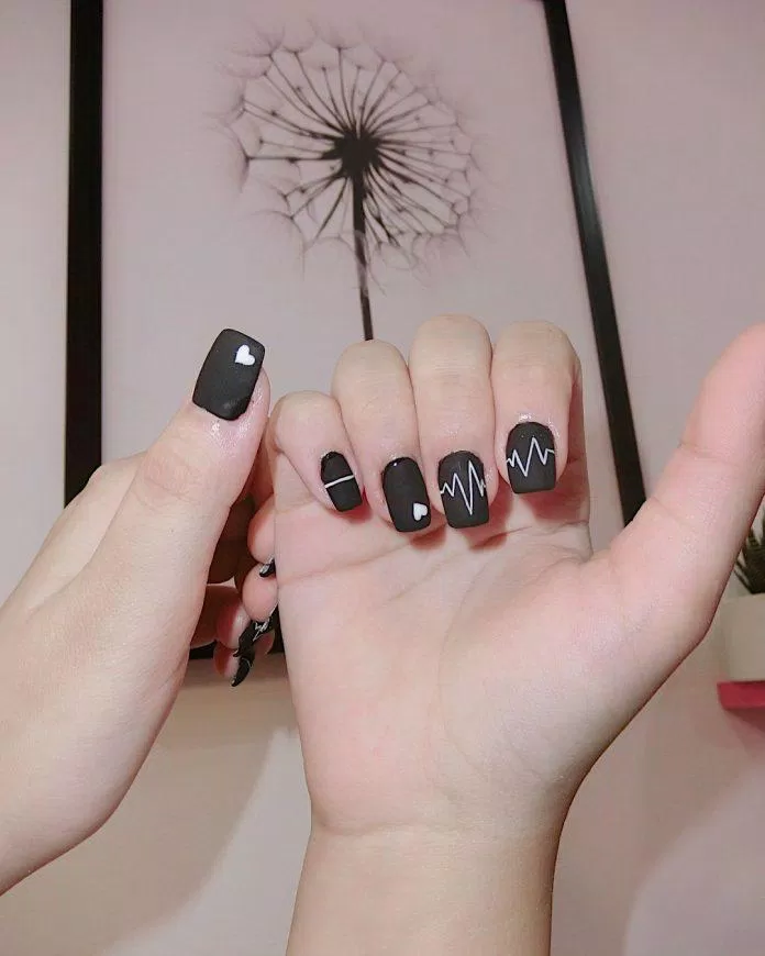 Mẫu nail đen vẽ họa tiết đơn giản (ảnh: internet)
