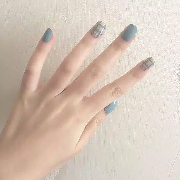 Mẫu nail kẻ đơn giản dễ thương (ảnh: internet)