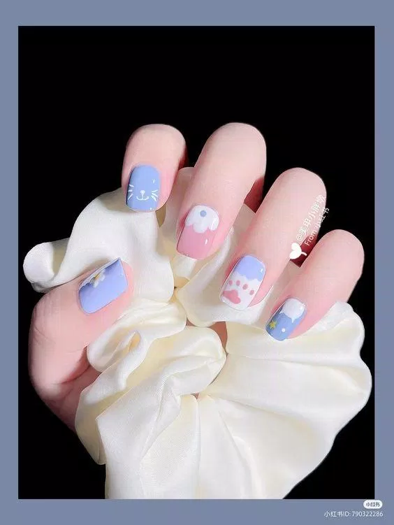 Với những tông màu pastel tinh tế, những họa tiết hoa lá ngọt ngào, mẫu nail này sẽ giúp các cô nàng trở nên dịu dàng và nữ tính hơn.