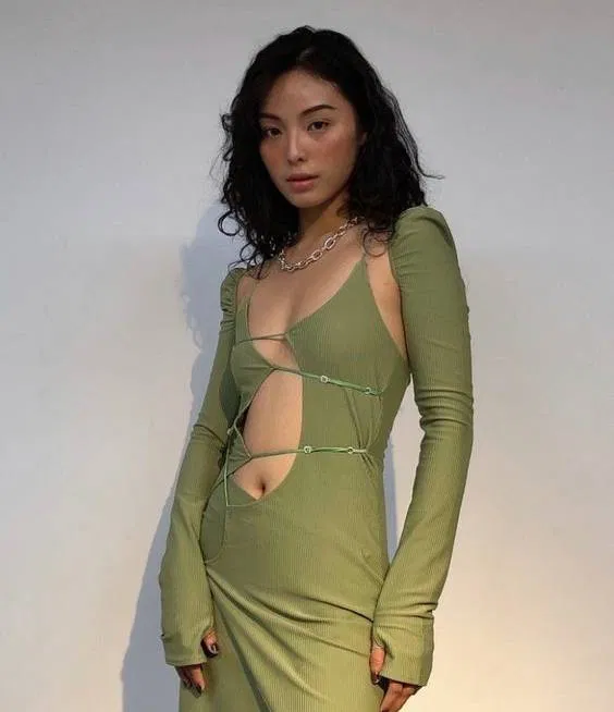 Băng dính dán ngực là vị cứu tinh cho những trang phục có đường cut-out độc lạ (Ảnh:Internet)