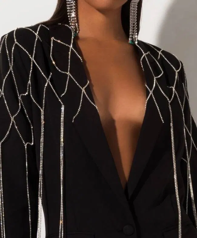 Miếng dán nâng ngực phù hợp với những dáng áo, váy cổ V, có đường xẻ giữa ( Ảnh: Internet)