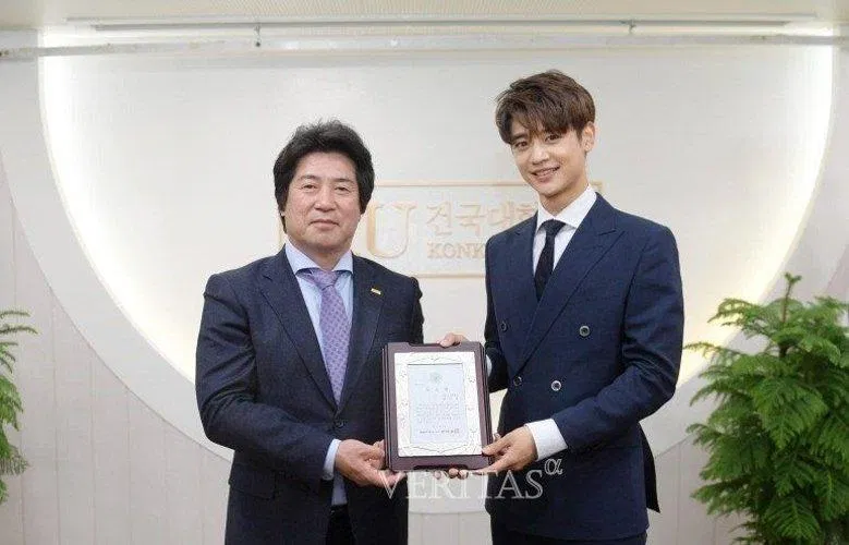 Minho (SHINee) thần tượng K-Pop đã chứng minh họ tài năng và thông minh khi học Đại học. (Nguồn: Internet)