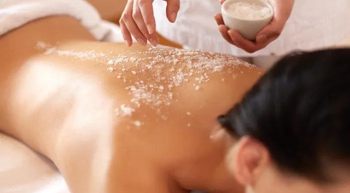 Muối tắm có thể dưỡng da sáng khỏe, thư giãn nữa đấy (Nguồn: internet)