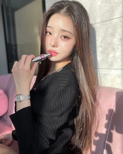 Hình tượng mà cô nàng xây dựng cho mình vô cùng hào nhoáng, sang chảnh, là mỹ nữ “ngậm thìa vàng”, “trâm anh thế phiệt” (Nguồn: Internet) Hình tượng mà cô nàng xây dựng cho mình vô cùng hào nhoáng, sang chảnh, là mỹ nữ “ngậm thìa vàng”, “trâm anh thế phiệt” (Nguồn: Internet)