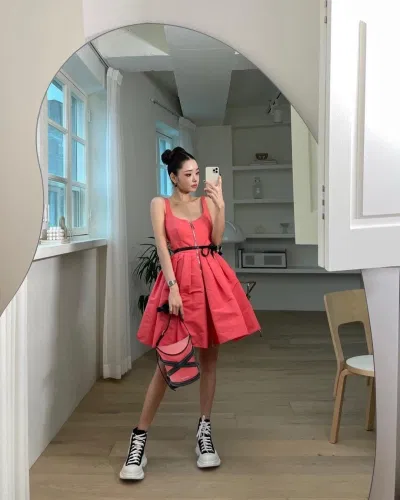 Hình tượng mà cô nàng xây dựng cho mình vô cùng hào nhoáng, sang chảnh, là mỹ nữ “ngậm thìa vàng”, “trâm anh thế phiệt” (Nguồn: Internet) Hình tượng mà cô nàng xây dựng cho mình vô cùng hào nhoáng, sang chảnh, là mỹ nữ “ngậm thìa vàng”, “trâm anh thế phiệt” (Nguồn: Internet)