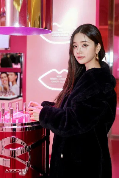 Một số cư dân mạng còn vạch trần biệt thự, xe hơi của Jia đều là do công ty thuê chứ không thuộc sở hữu của Song Jia. (Nguồn: Internet) Một số cư dân mạng còn vạch trần biệt thự, xe hơi của Jia đều là do công ty thuê chứ không thuộc sở hữu của Song Jia. (Nguồn: Internet)