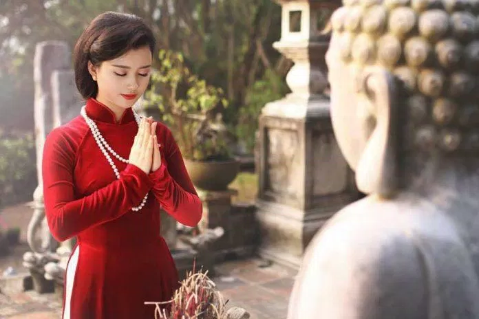 Đi lễ đầu năm để cầu bình an, tâm an. (Ảnh: Internet)