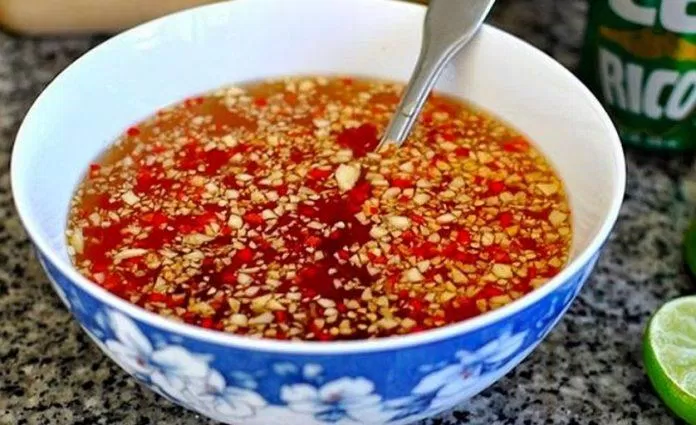 Bước 3: Làm nước mắm chua ngọt và trộn gỏi (Nguồn: Internet)